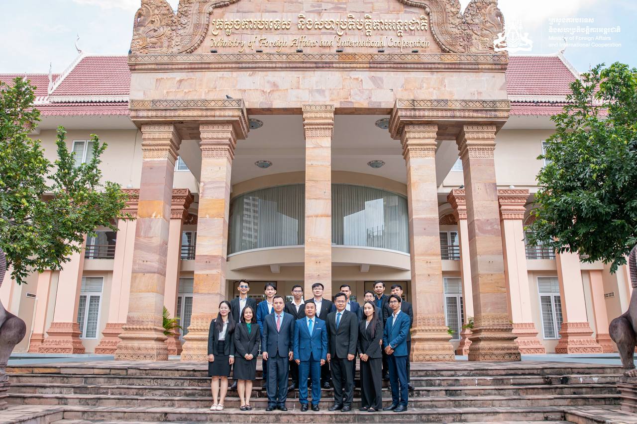 His Excellency Dr. Khy Sovanratana meets and congratulates 13 Cambodian students who have received scholarships 