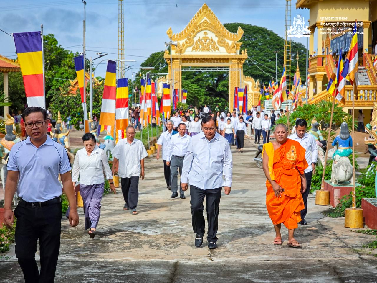 H.E. DPM PRAK Sokhonn offers some food and donations to the monks at Chroy Uddom Pagoda