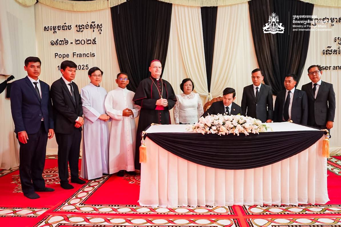 His Excellency Khuon Phon Rattanak pay tribute and sign the Book of Condolences on the passing of His Holiness Pope Francis