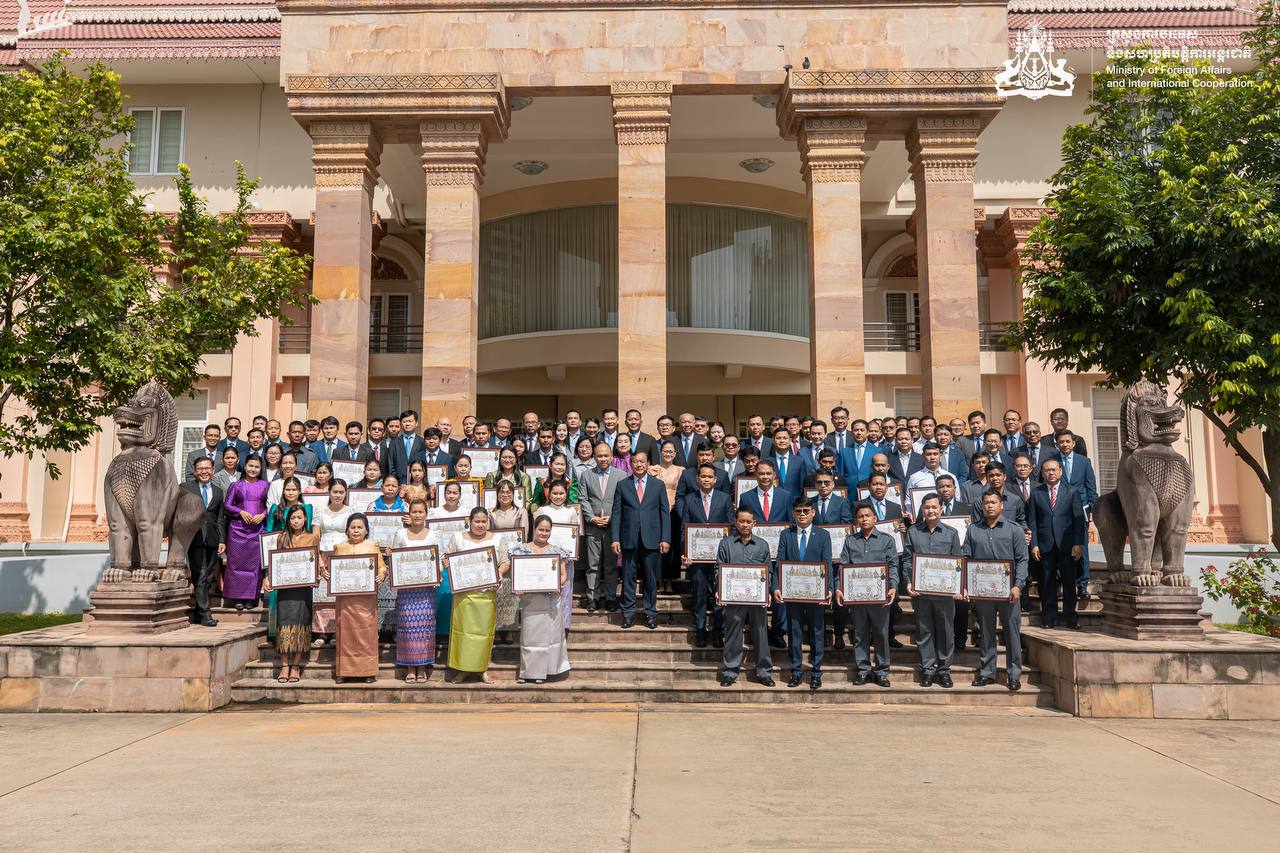 Bonze Medal Awarding Ceremony for 40 MFAIC civil servants and contract officials 