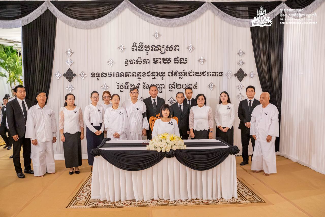 Her Excellency Acting Minister pays tribute to the late Upasika Buddhist Nupatham MEAK Phal, mother-in-law of His Excellency LAY Samkol 