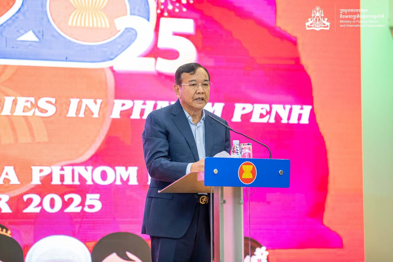 H.E. DPM PRAK Sokhonn delivers a special address at the ASEAN Bazaar 2025